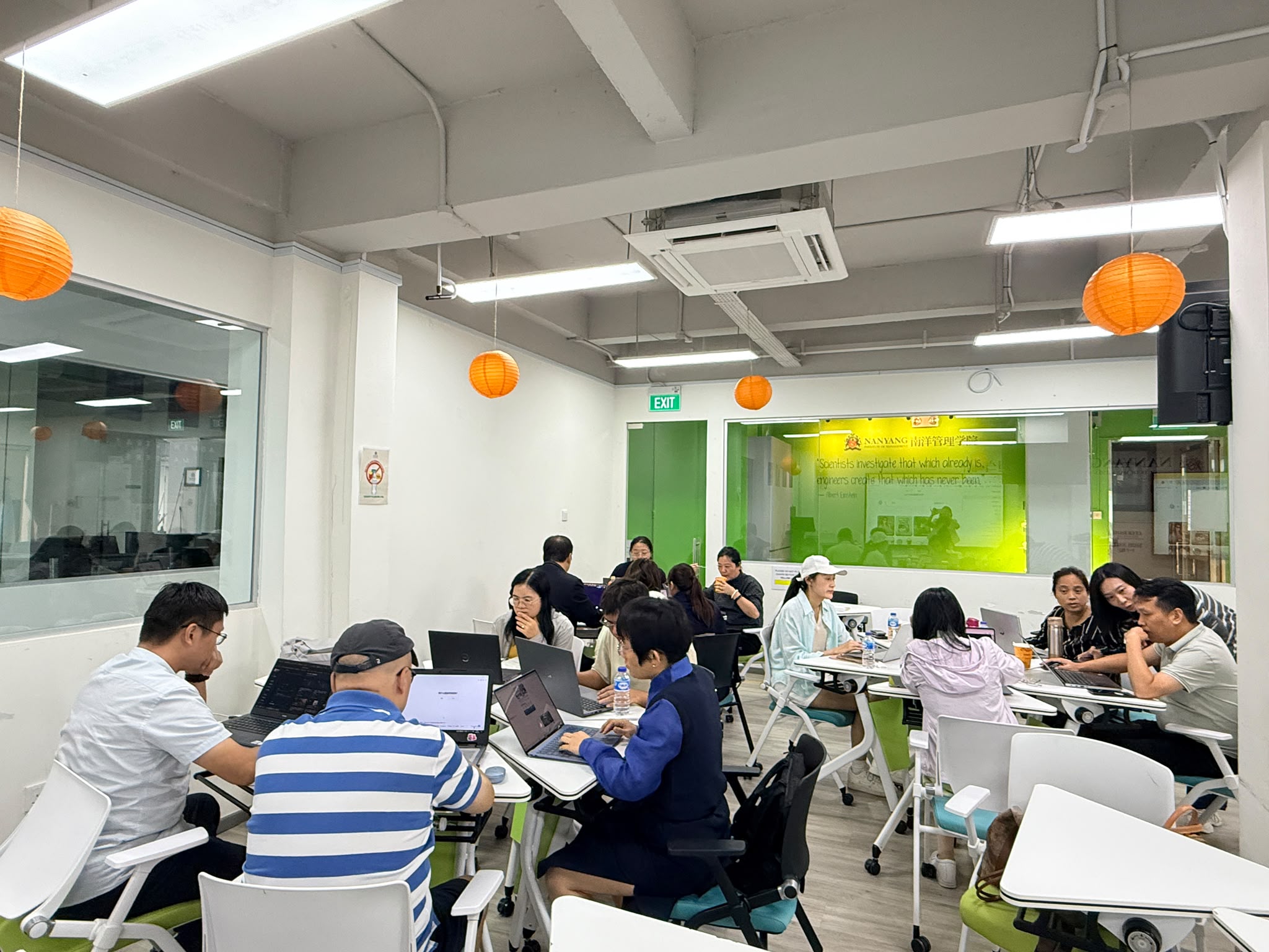 广东科贸职业学院来访教师在新加坡参加 AI 应用实战技能培训现场照片 02