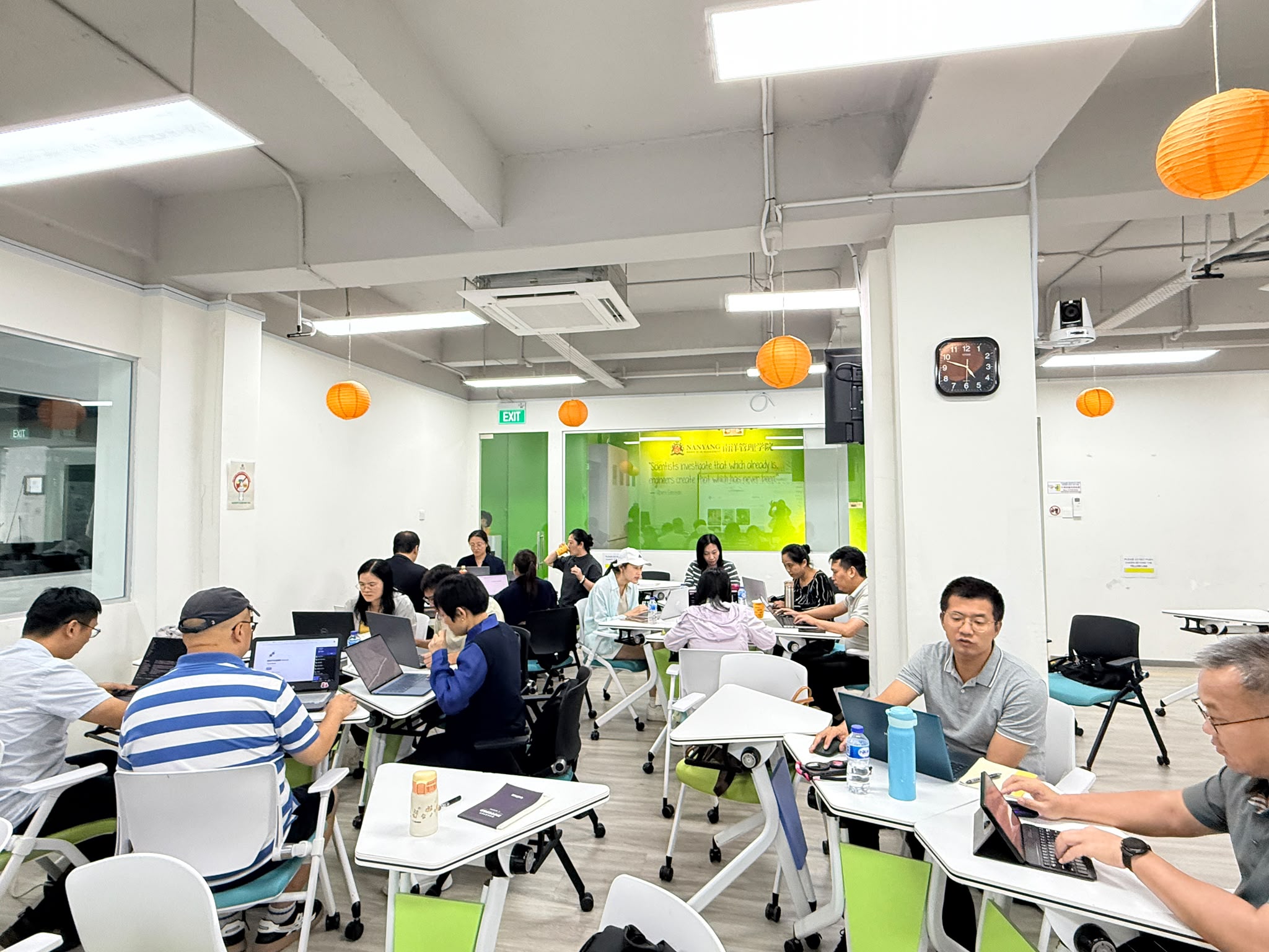广东科贸职业学院来访教师在新加坡参加 AI 应用实战技能培训现场照片 03