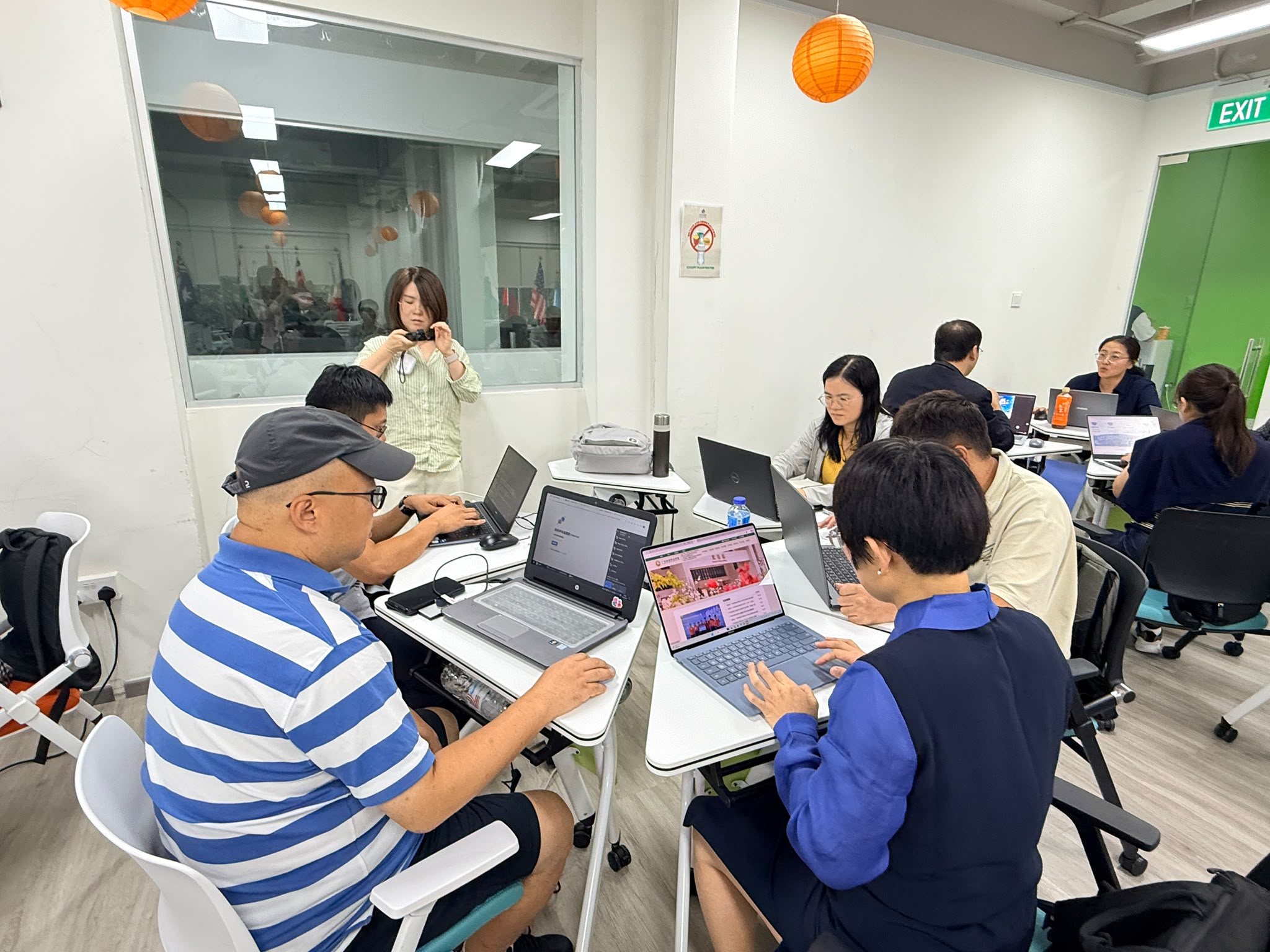广东科贸职业学院来访教师在新加坡参加 AI 应用实战技能培训现场照片 04