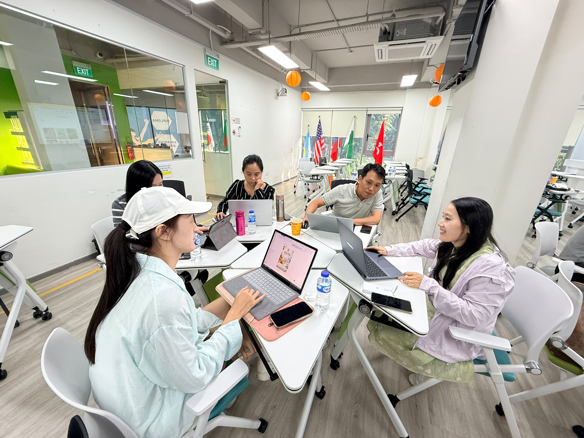 广东科贸职业学院来访教师在新加坡参加 AI 应用实战技能培训现场照片 05