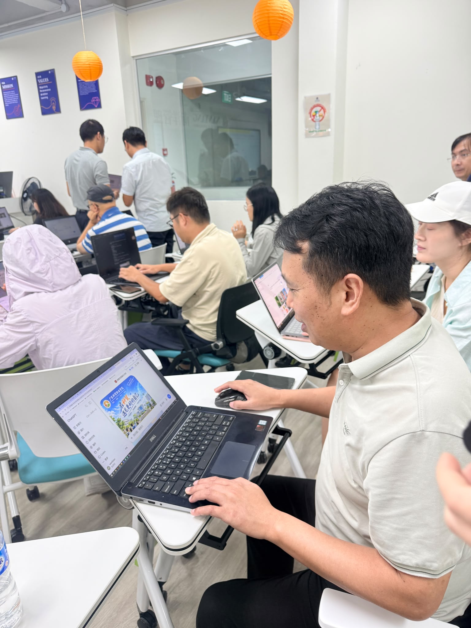 广东科贸职业学院来访教师在新加坡参加 AI 应用实战技能培训现场照片 07
