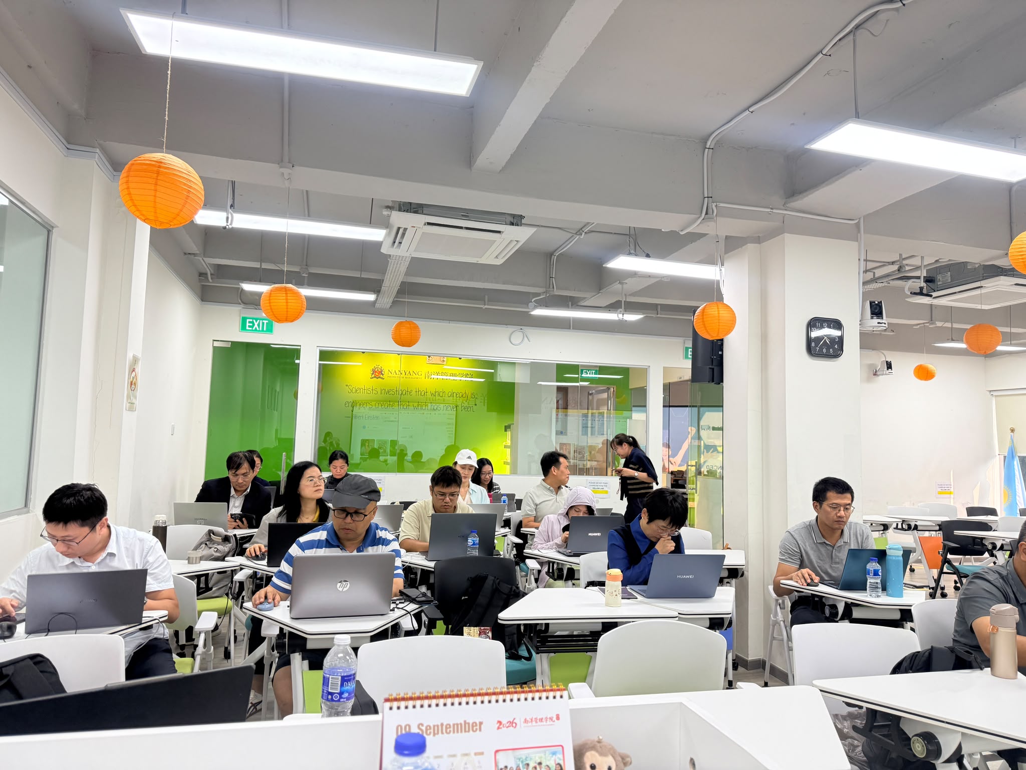 广东科贸职业学院来访教师在新加坡参加 AI 应用实战技能培训现场照片 08