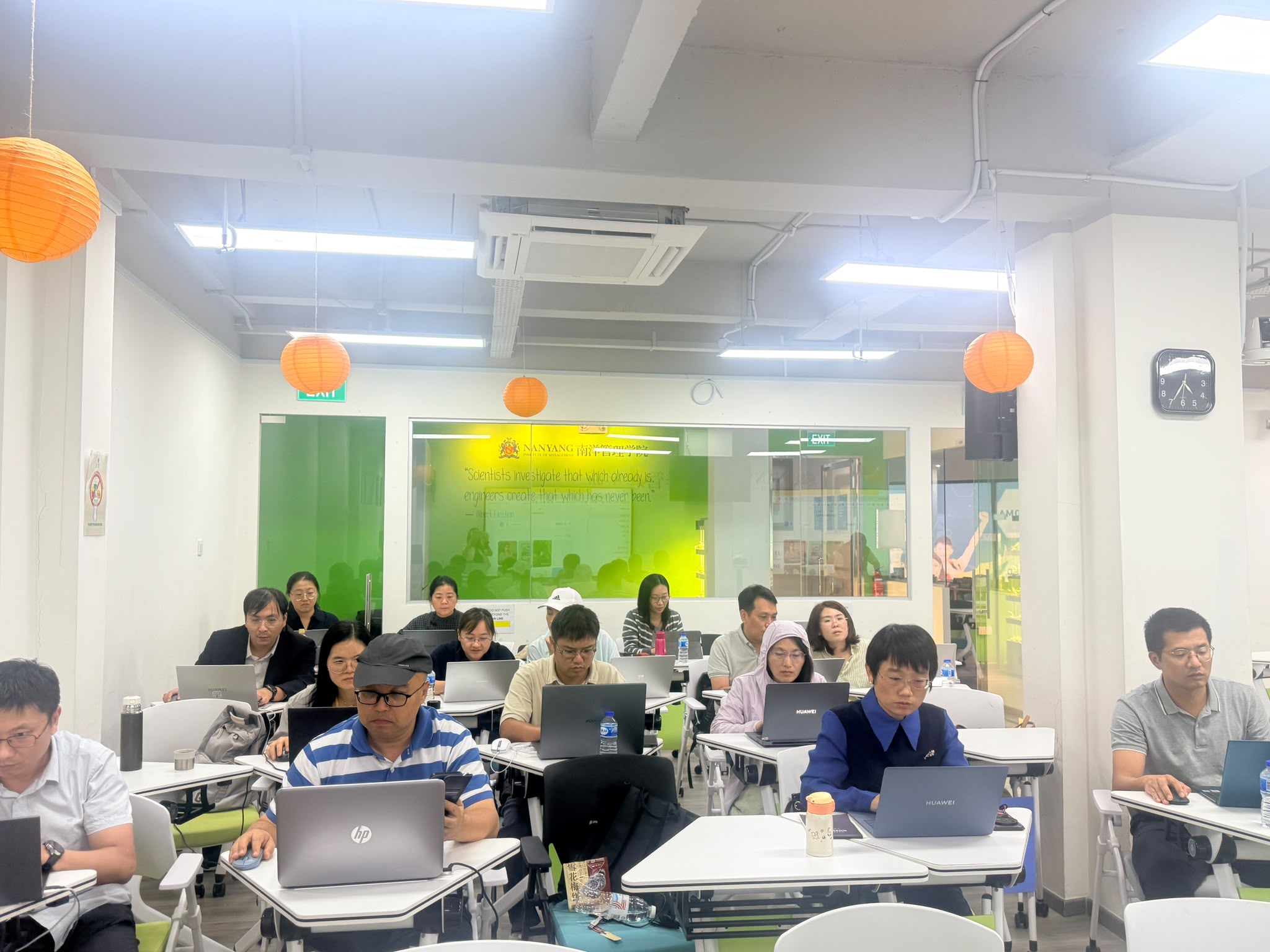 广东科贸职业学院来访教师在新加坡参加 AI 应用实战技能培训现场照片 09